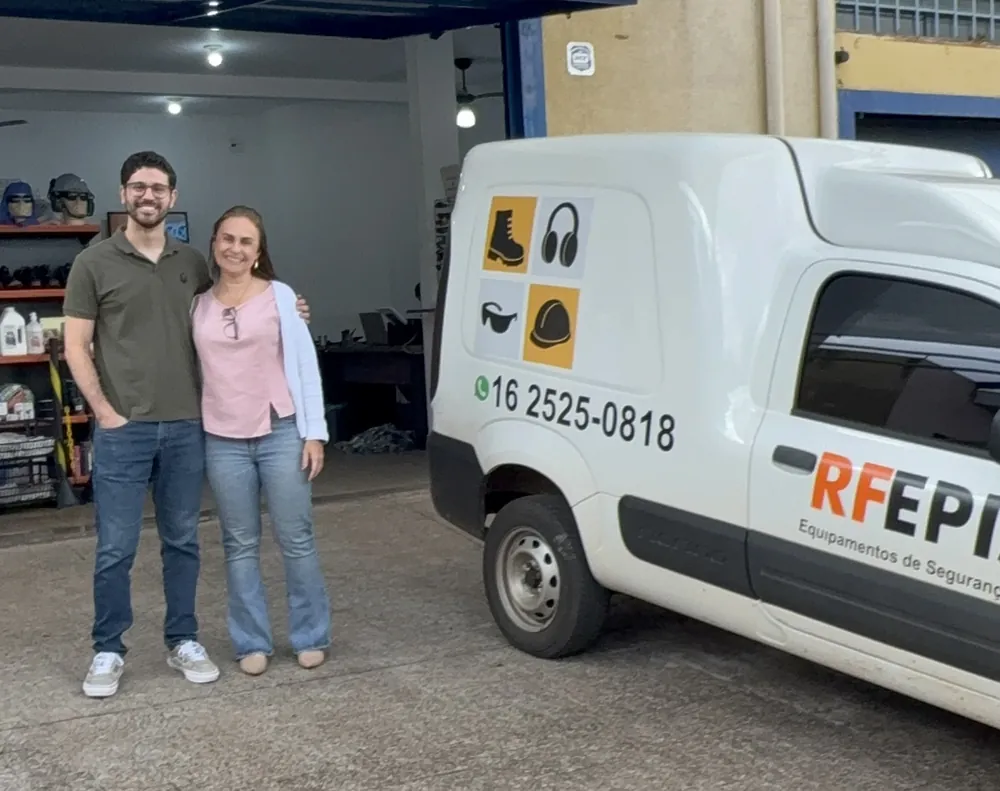 Alexandre Camarinha e Daniela Fonseca em frente à RF EPIs, ao lado de um carro da empresa