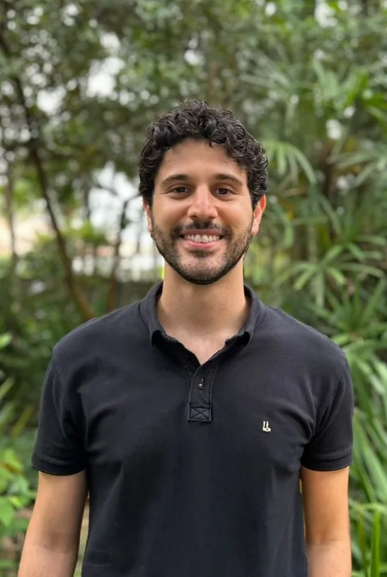 Alexandre Camarinha, fundador da Camarinha.IA, sentado trabalhando